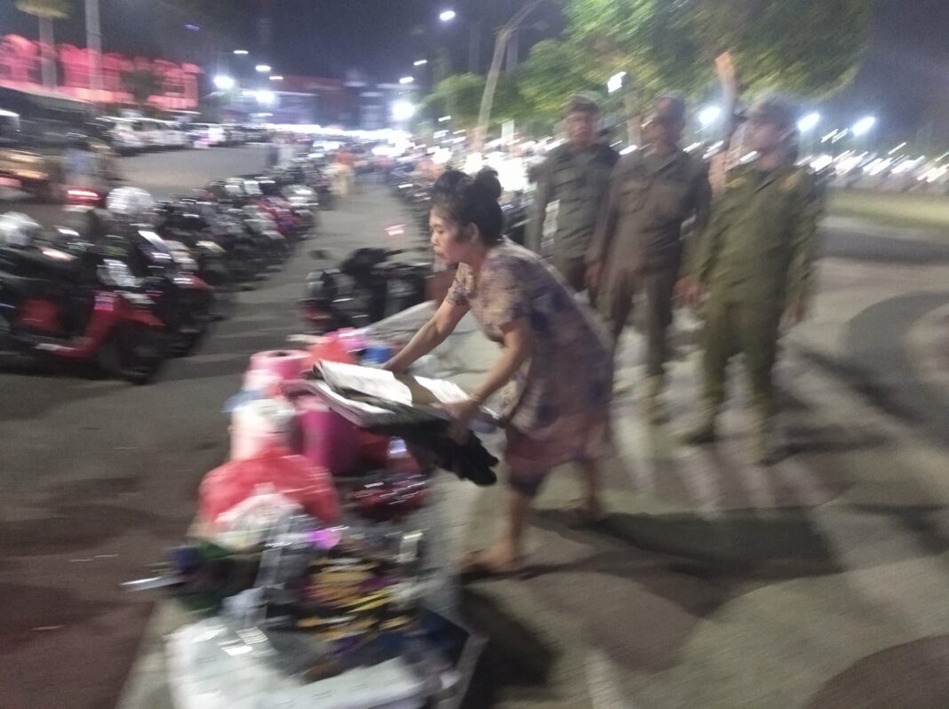 Satpol PP Tertibkan PKL di Alun Alun Jember