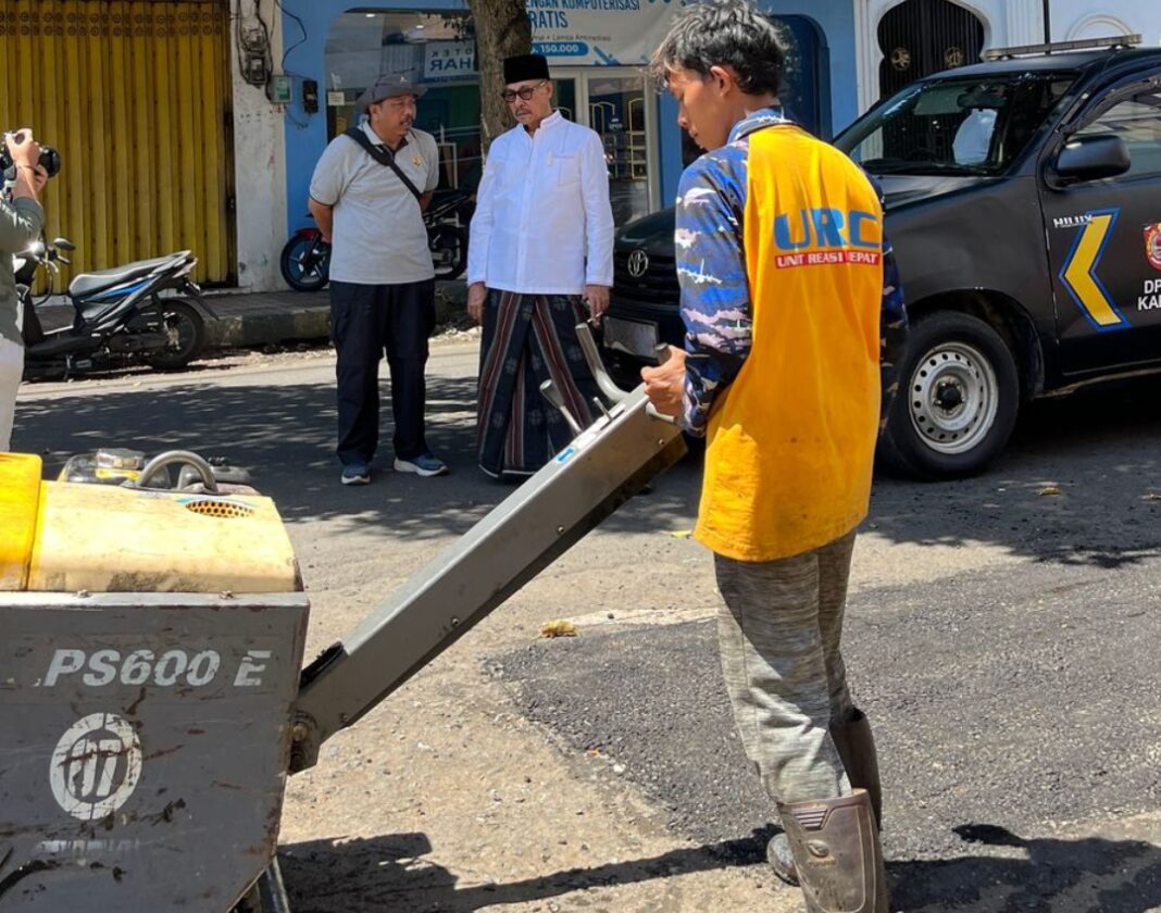 saat Wabup Jember Djoko Susanto tinjau perbaikan jalan berlubang