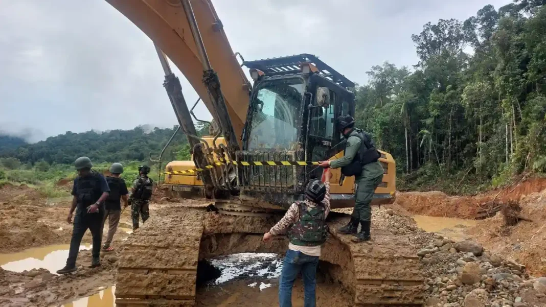 Nabire TAMBANG EMAS ILEGAL - Tampak Satgas PKH saat mengamankan praktik penambangan emas tanpa izin (PETI) di kawasan KM 95 Unipo, Distrik Siriwo, Kabupaten Nabire, Papua Tengah, Rabu, (13/5/2026).