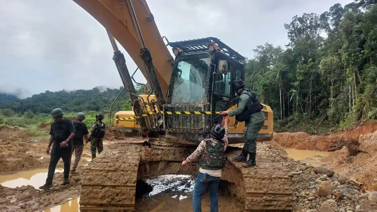 TAMBANG EMAS ILEGAL - Tampak Satgas PKH saat mengamankan praktik penambangan emas tanpa izin (PETI) di kawasan KM 95 Unipo, Distrik Siriwo, Kabupaten Nabire, Papua Tengah, Rabu, (13/5/2026).