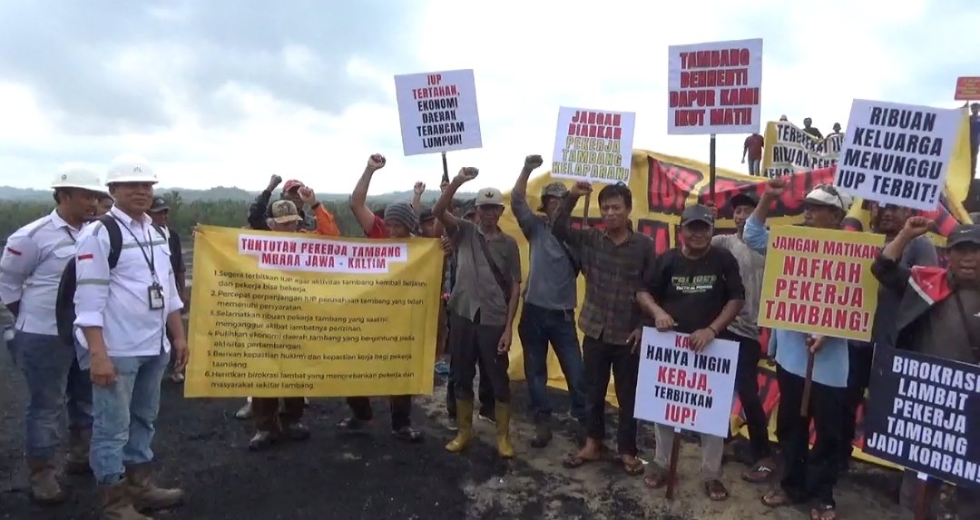 Ratusan warga Muara Jawa, Kutai Kartanegara melakukan aksi unjuk rasa di Jetty PT Bintang Prima Energy Pratama menutut perusahaan segera beroperasi, Minggu (3/5/2026).